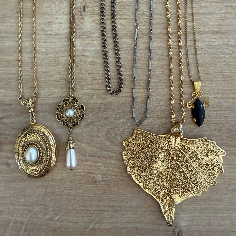 Assorted vintage necklaces!